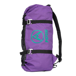 Violet rock climbing rope bag with black shoulder straps a drawstring closure and a turquoise Psychi mountain logo.